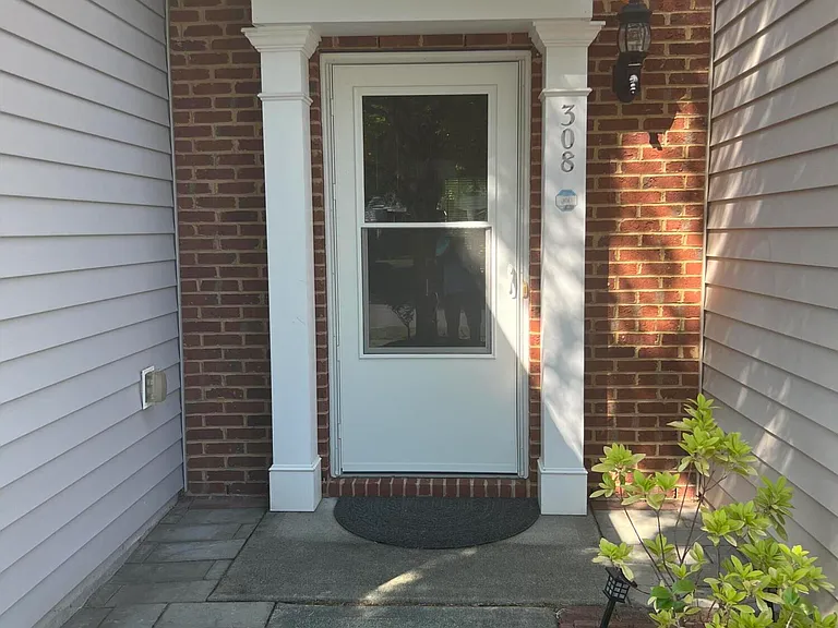 308 Dyersville Dr — Photo 2