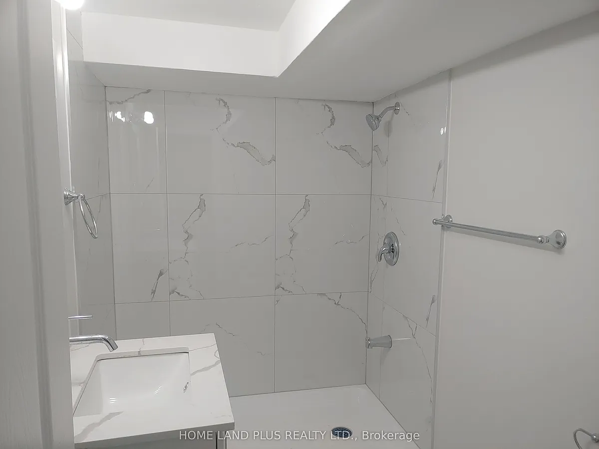 Building Photo - 40 Penetang St #4