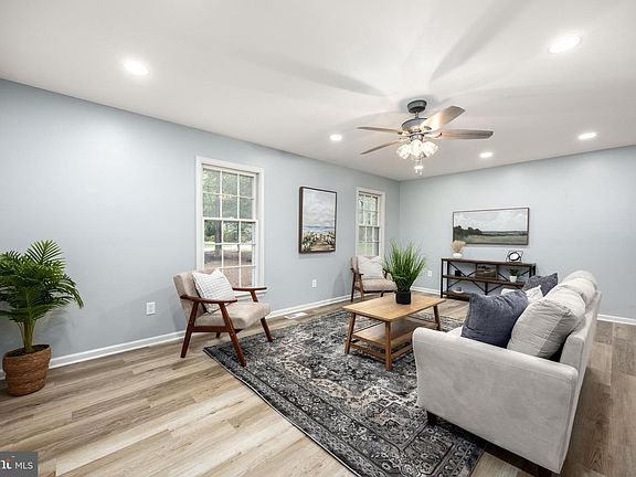 5th image of 3889 Five Friars Rd