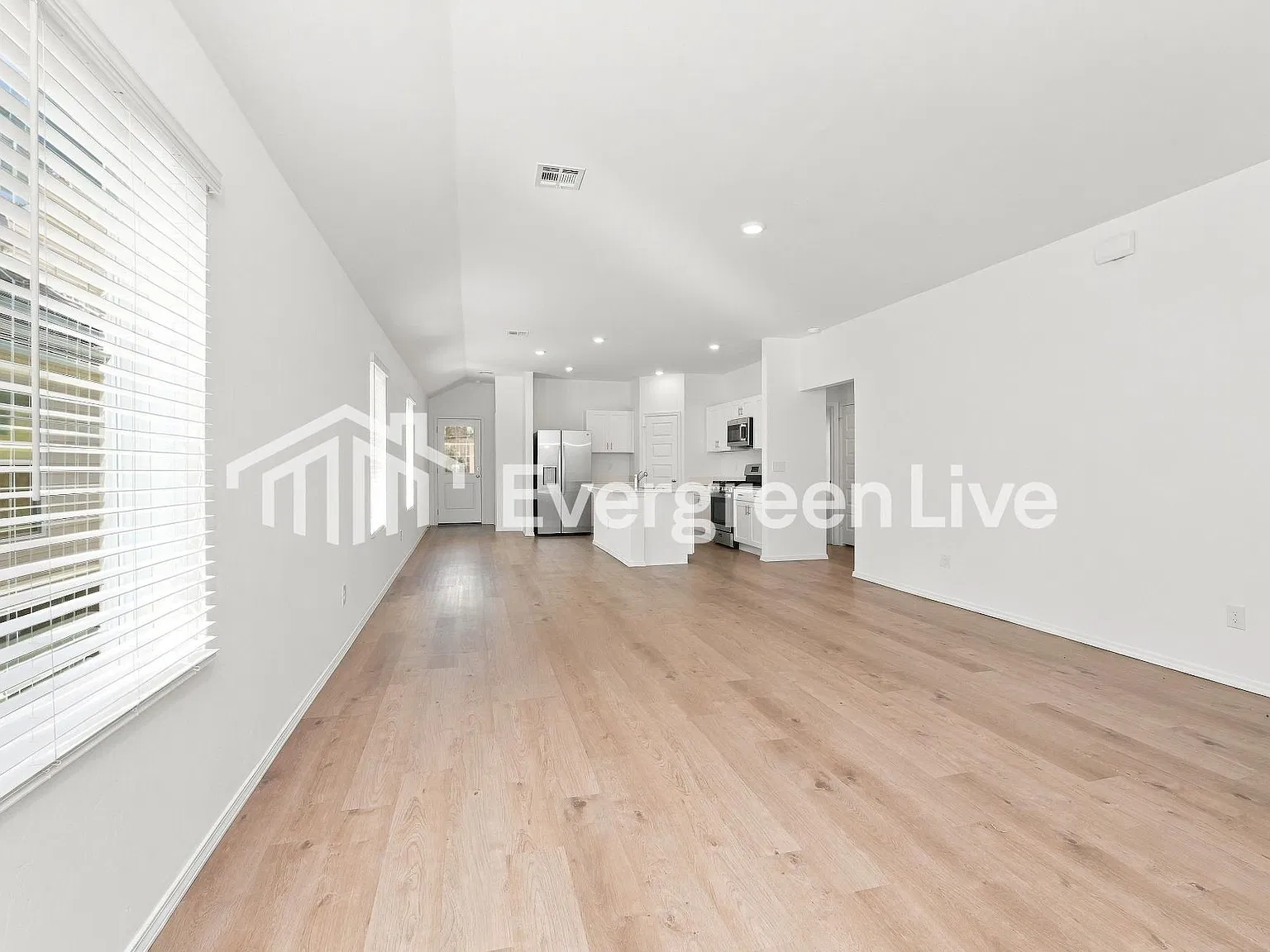 3 bed, 2.0 bath, 1373 sqft, $1,610 — Photo 3