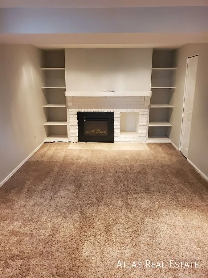 Coming Soon! Charming 4 Bed, 2 Bath Split-Level Home with A/C in Central Aurora! — Photo 4