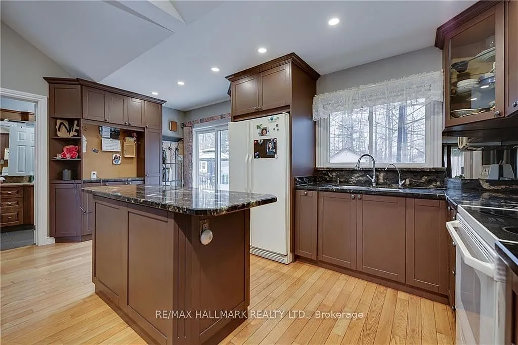 3 bed, $2,550 — Photo 2