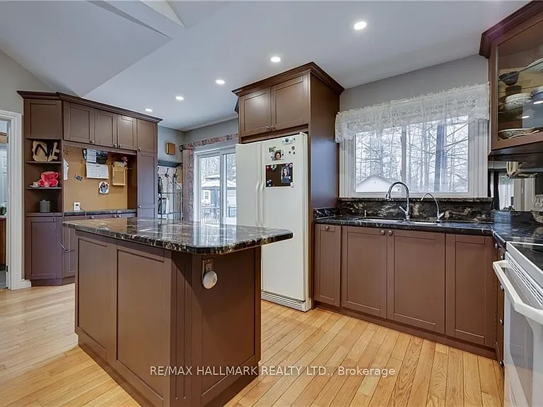 2052 Centre Ave — Photo 2