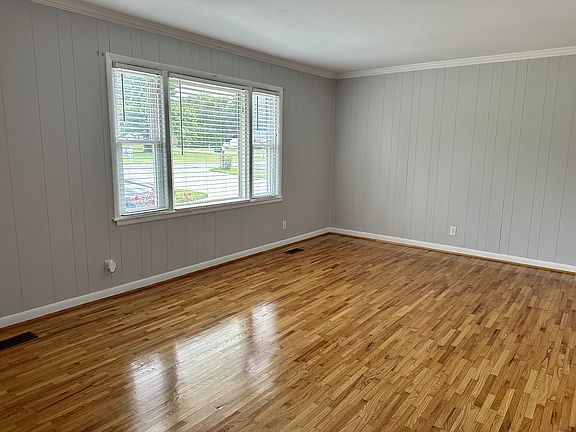3rd image of 404 Ross Dr