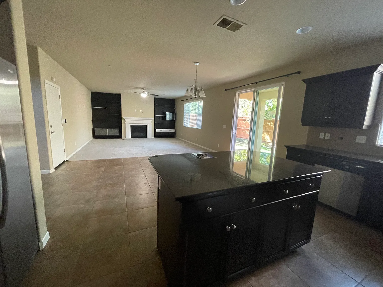4 bed, 2635 sqft, $3,200 — Photo 4