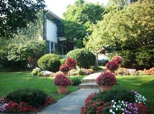 1041 College Ave APT B, Wheaton, IL 60187