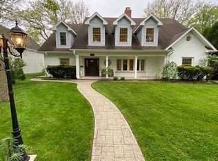 924 E Glenwood Rd, Glenview, IL 60025