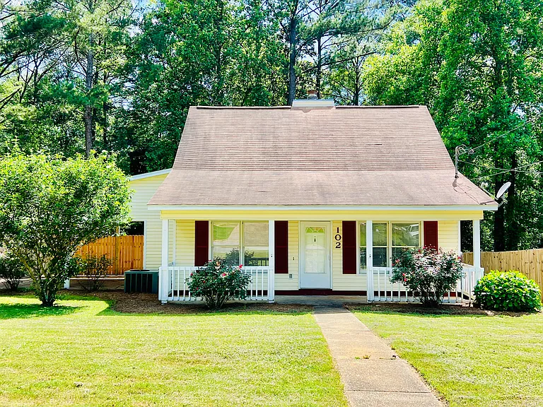 102 Pinewood Dr — Photo 1