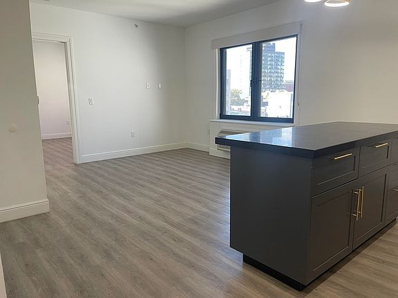 4th image of 211 Baldwin Ave #601