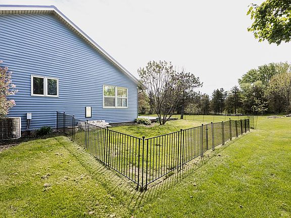 3rd image of S32W31809 Squire Ct