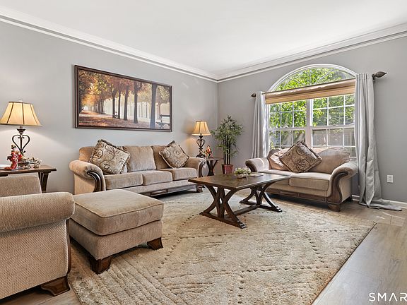 3rd image of 40 Lexington Way North