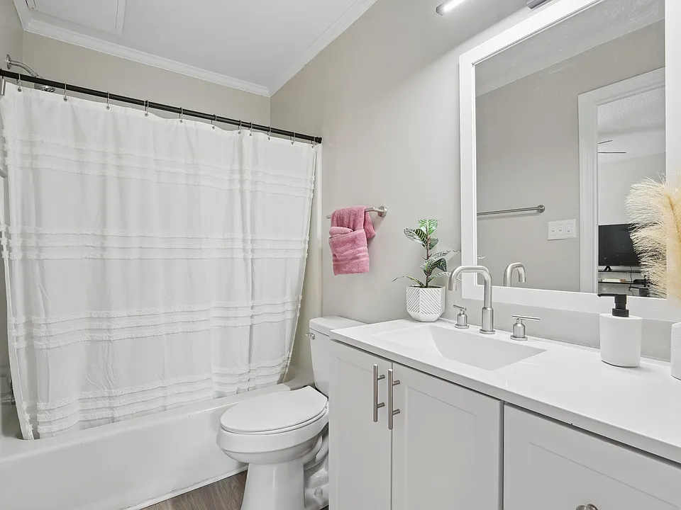 1BR Bathroom Platinum