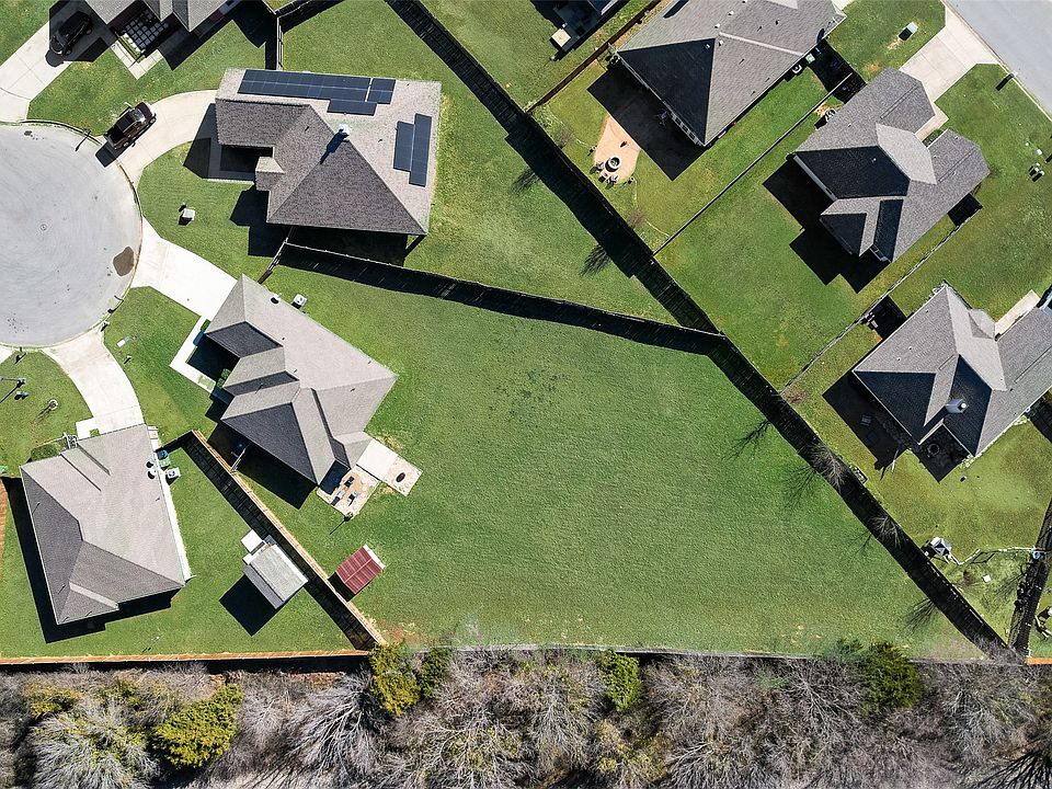 1st image of 225 Holly Ct