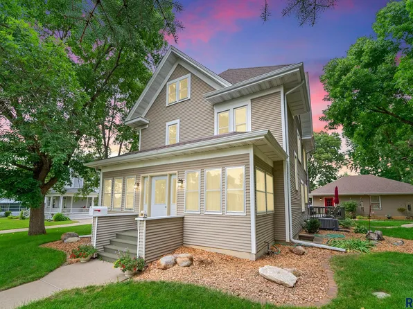 422 E 1st St, Canton, SD 57013