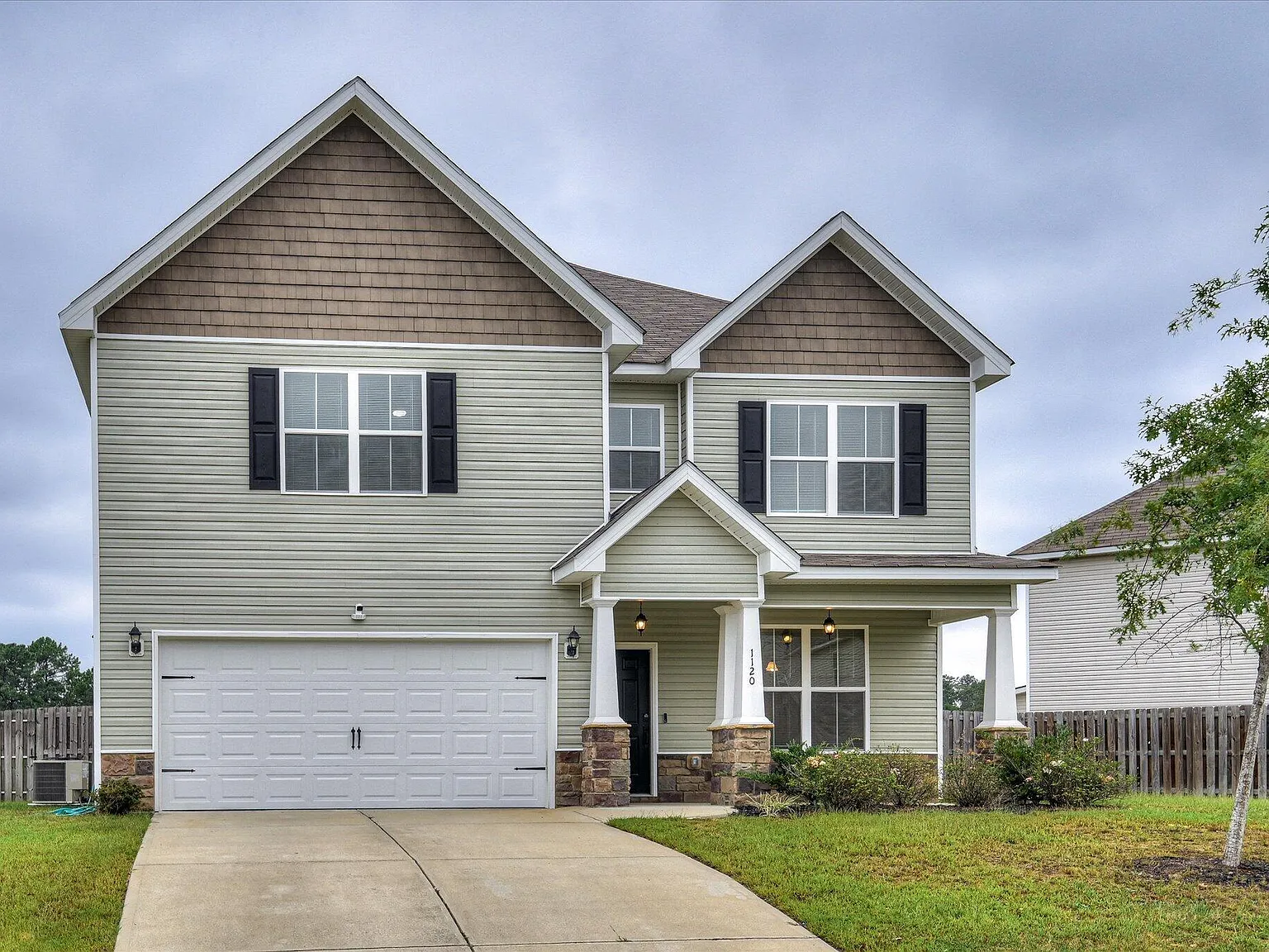 4 bed, 2.5 bath, 2392 sqft, $2,100 — Photo 3
