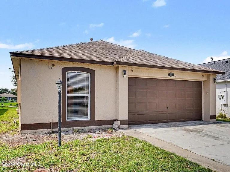 2781 Maderia Cir — Photo 2