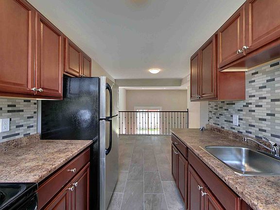 2nd image of 357 Murray St #27