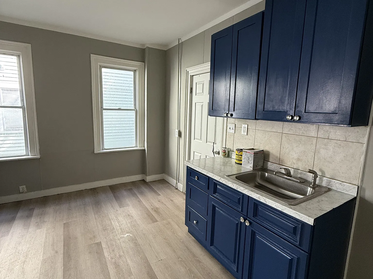 123 Lakeview Avenue - 1 — Photo 4