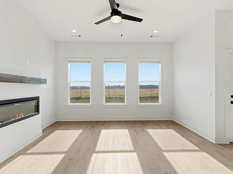 2311 Longfellow Dr — Photo 3