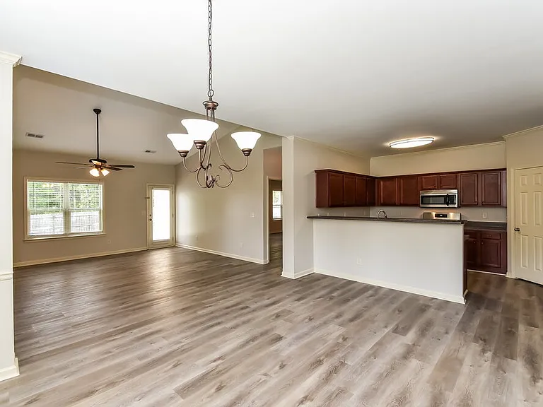 1000 Cureton Dr — Photo 7