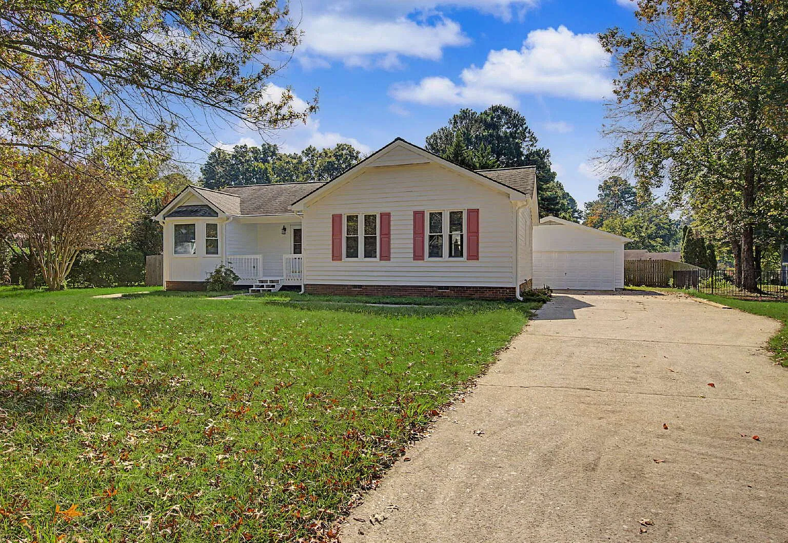 3 bed, 2.0 bath, 1359 sqft, $2,000 — Photo 3