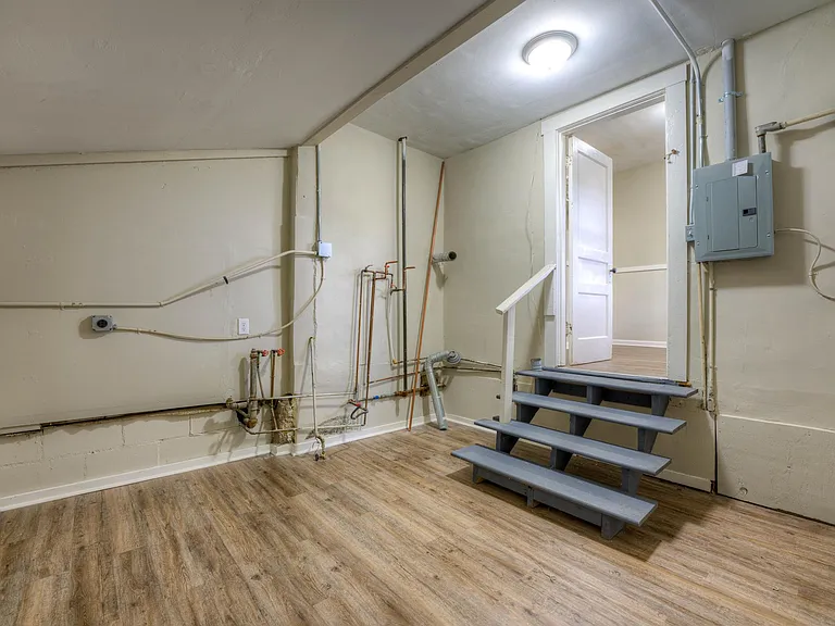 342 N Claybrook St — Photo 13