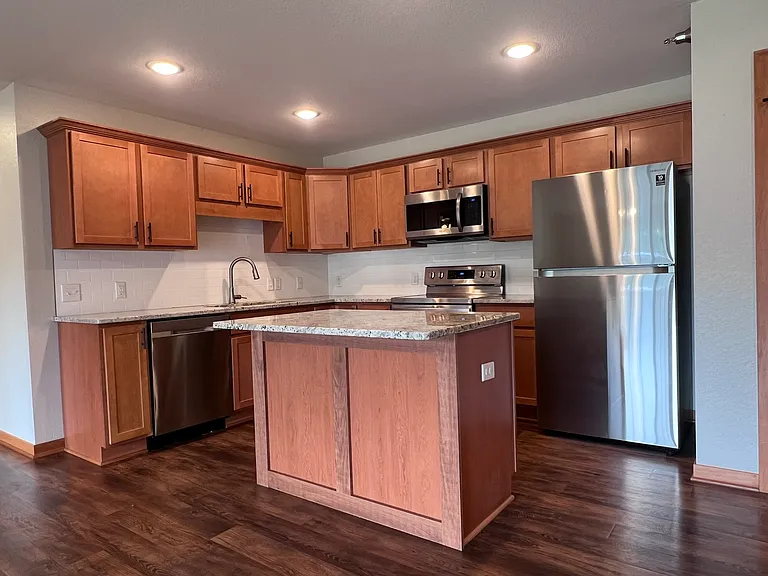3253 Gateway Dr — Photo 2