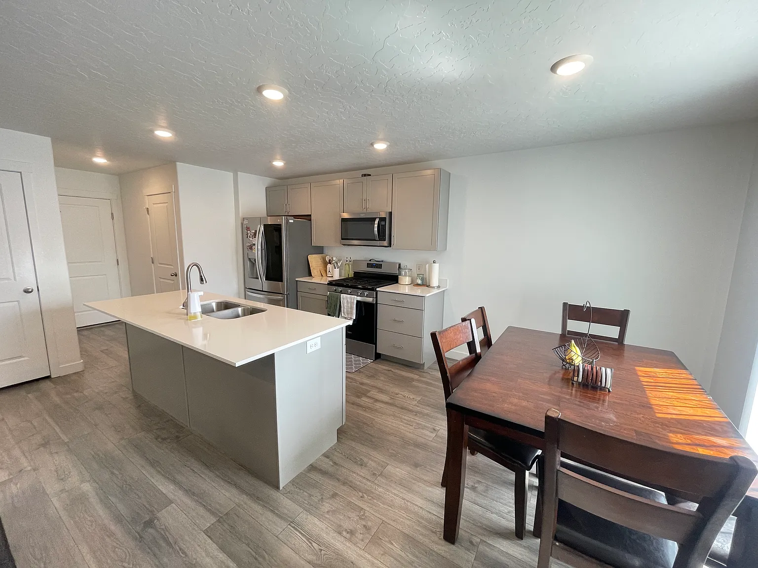 3 bed, 2.5 bath, 2300 sqft, $2,150 — Photo 4