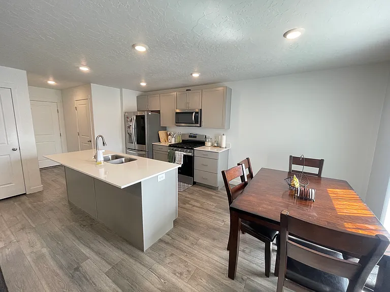 639 W Parker Pl — Photo 4