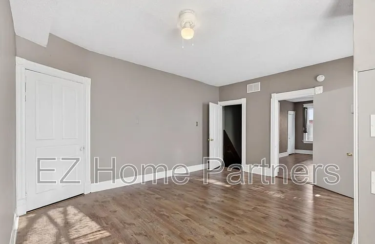 3005 S Compton Ave — Photo 3