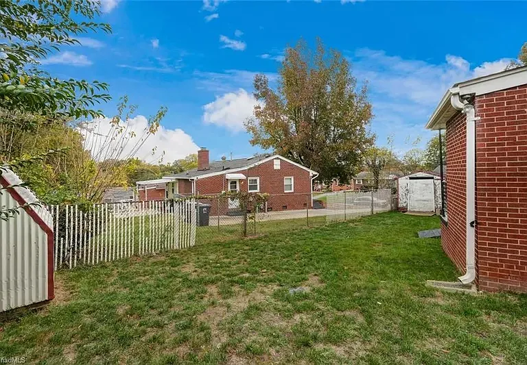 1805 Curry St — Photo 3