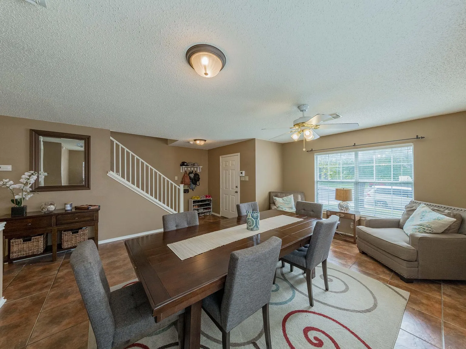 3 bed, 2.5 bath, 2575 sqft, $2,200 — Photo 3