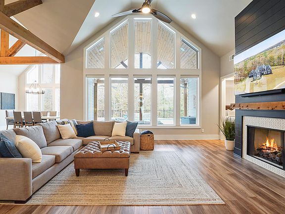 3rd image of 1000 Everett Cir