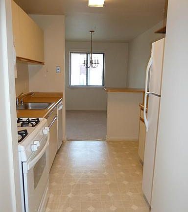 5th image of 2841 Windsor Dr APT 304