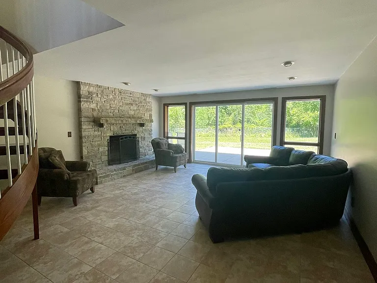 4390 N River Rd — Photo 24