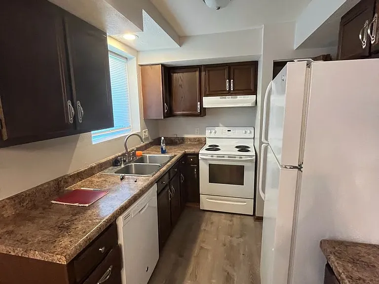 806 Cedar River Dr — Photo 4