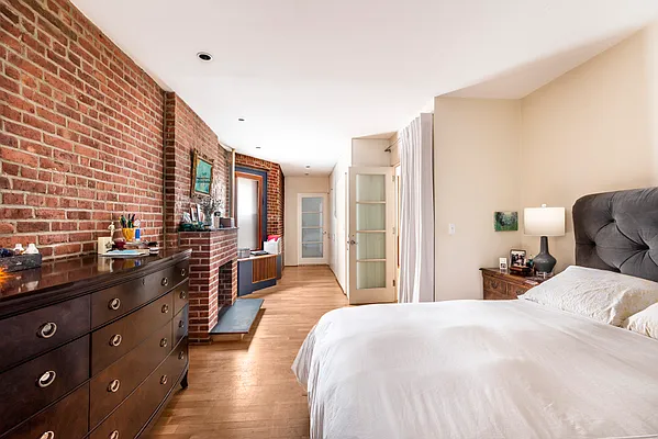 Sold by Warburg | media 4