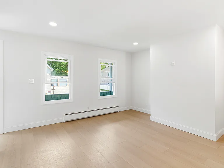 475 Burnside St — Photo 9