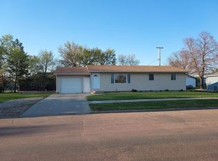 207 E 2nd St, Platte, SD 57369