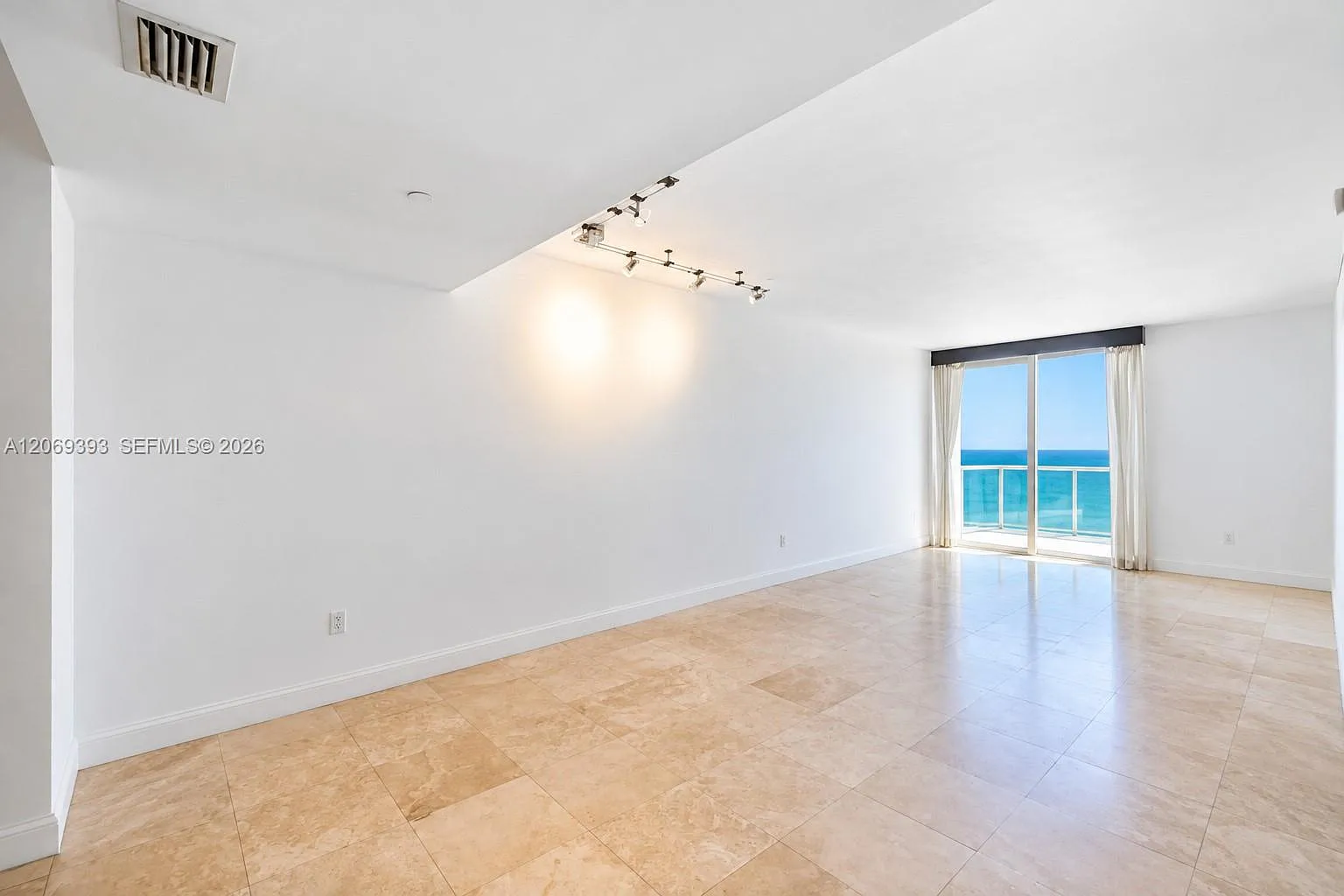 Akoya Condo — Photo 4