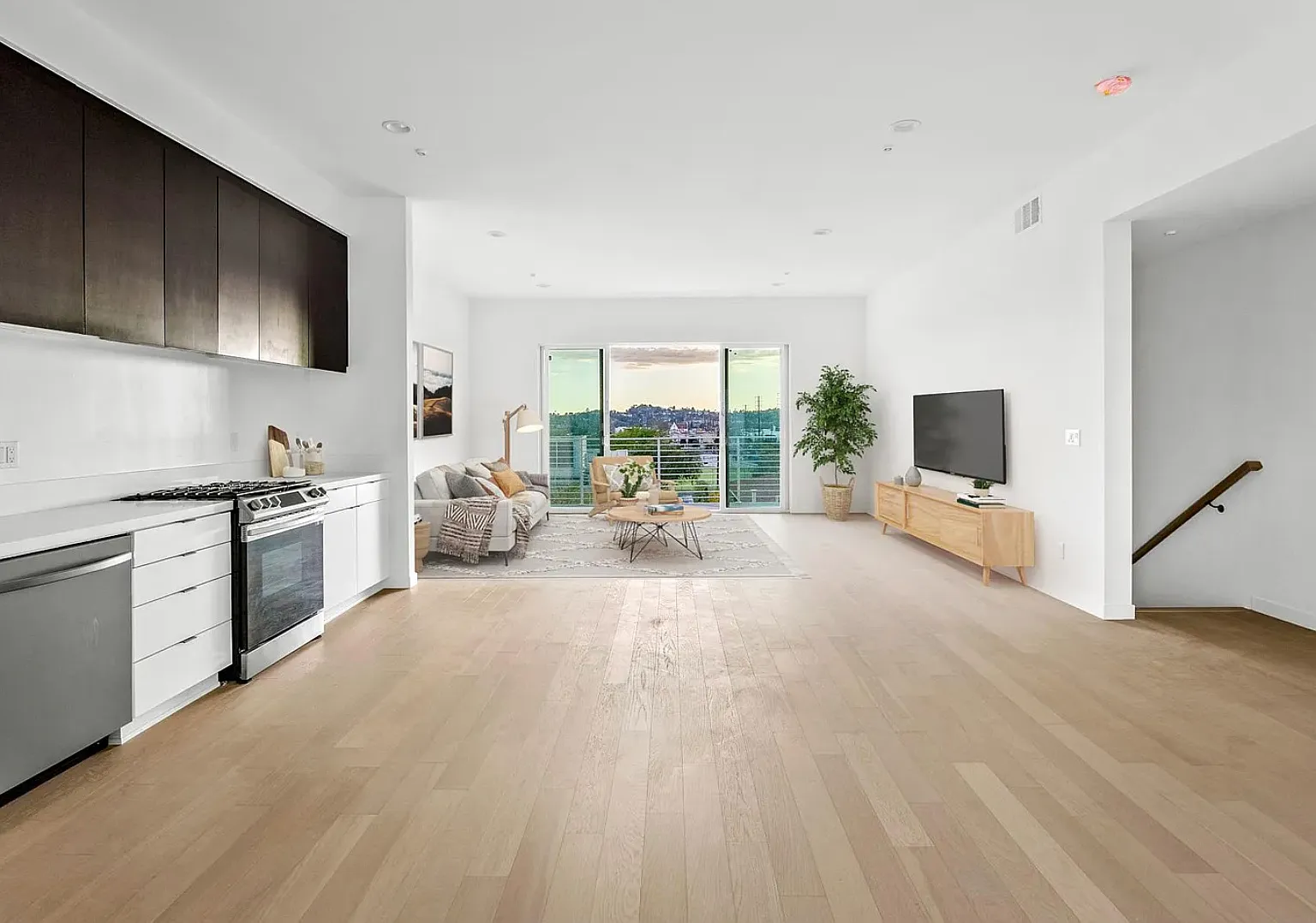 3 bed, 3.5 bath, 1850 sqft, $5,650 — Photo 3