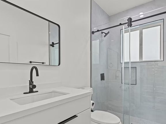 2nd image of 2922 S Burnside Ave