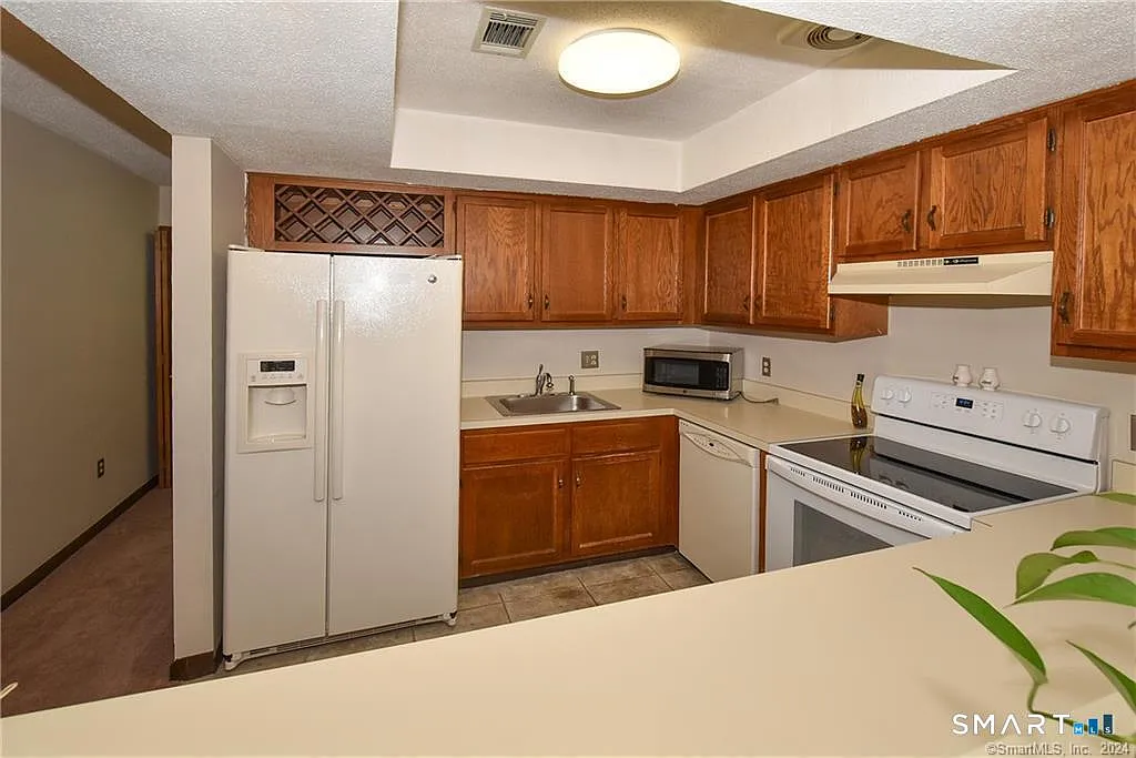 1 bed, 1.0 bath, 842 sqft, $1,750 — Photo 2