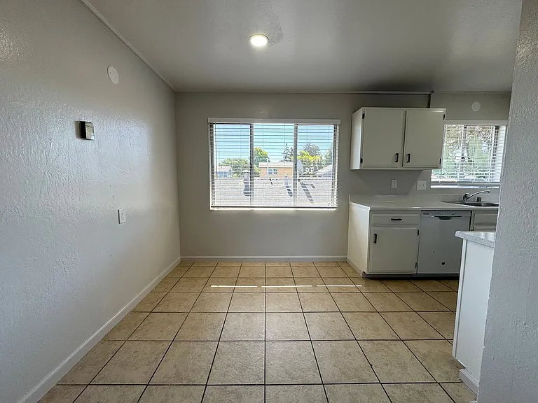655 N Delaware St — Photo 11