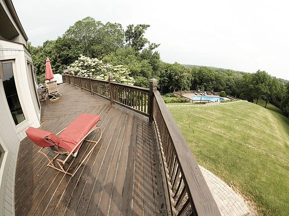 4th image of 10 Timberlane Dr