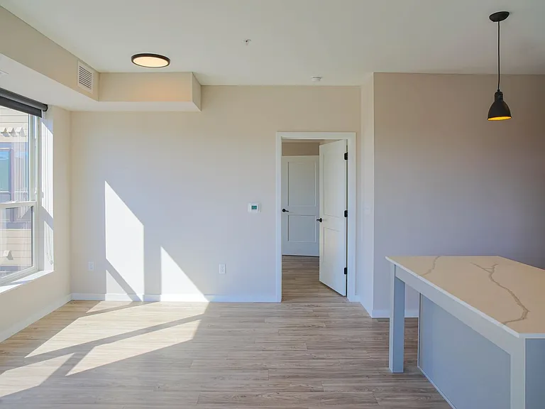 B7 Flats — Photo 83