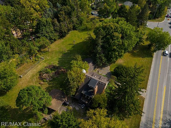 3rd image of 19150 Beck Rd