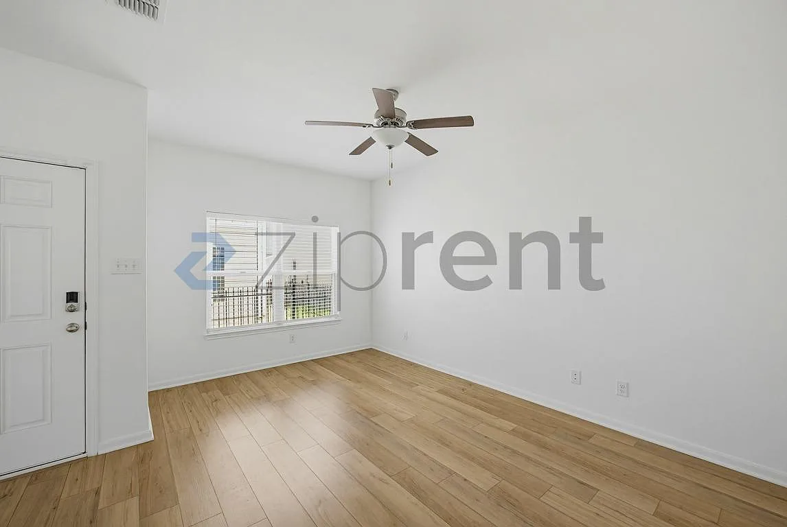 4 bed, 2.5 bath, 2400 sqft, $1,526 — Photo 2