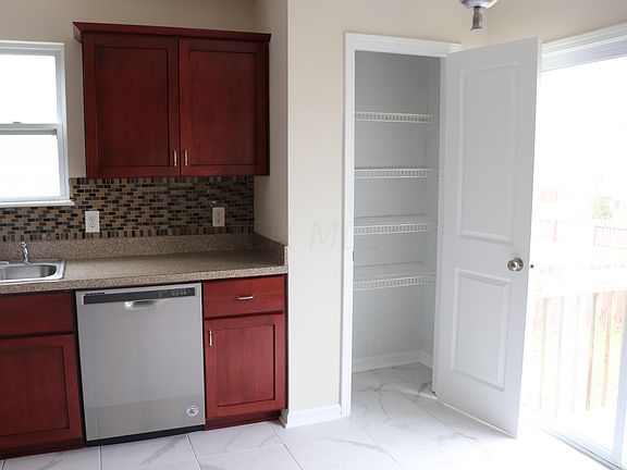 5th image of 584 Herrogate Sq