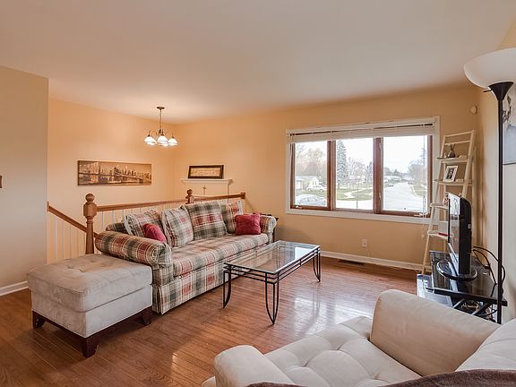 2nd image of 774 Crestwood Dr
